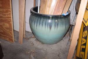 lot 895 image: Large Glazed Pottery Planter Only