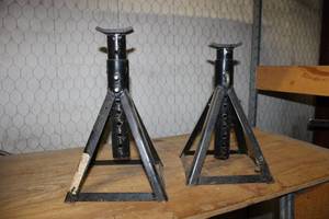 lot 824 image: Pair of Jack Stands - 8000Lb. Capacity