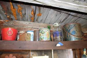 lot 16 image: Contents of shelf, vintage tins