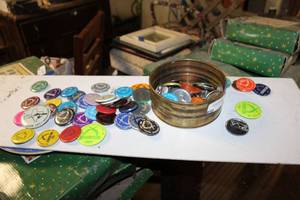 lot 30 image: Large quantity of vintage buttons for Dallas Arms Collectors Assoc.