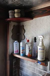 lot 32 image: Corner shelves and contents