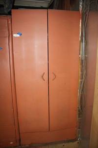 lot 40 image: Metal cabinet and contents