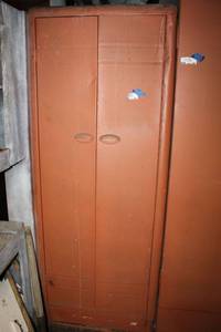 lot 41 image: Metal cabinet and contents
