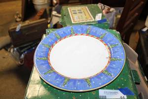 lot 44 image: Christmas Sango dinner Plates 2 boxes