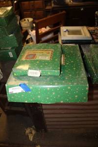 lot 46 image: Christmas Sango cheese tray and chips and dip tray in box