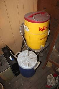 lot 101 image: Igloo and Rubbermaid water jugs