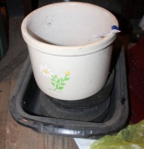 lot 104 image: Vintage Planter, Roaster pan, and Dolly Wheels