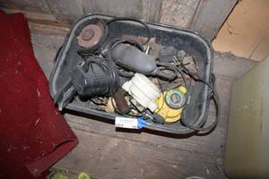 lot 105 image: Roaster pan and tools