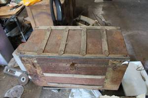 lot 136 image: Vintage chest and contents
