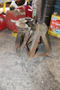 lot 141 image: Vintage Twist Jacks and Car Stand