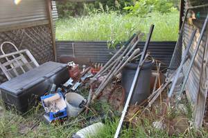 lot 289 image: Contents of Shed except tool box