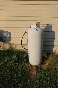 lot 304 image: Large propane tank with propane