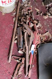 lot 205 image: Tools Pry Bar, Chain Hoist, Pulley