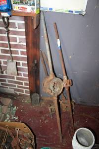 lot 228 image: Vintage Pipe Threaders