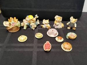 lot 33 image: Selection of miniature figures - Little Cheesers 1991 Ganz