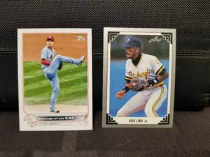 lot 136 image: Selection of 2021-22 Topps and 1991 Fleer baseball cards