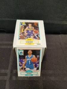 lot 245 image: Selection of 1990 Fleer basketball cards