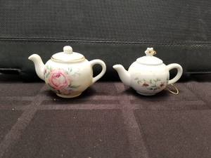 lot 247 image: Selection of 2 vintage mini teapots