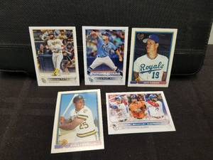 lot 291 image: Selection of 1991 Bowman and 2022 Topps baseball cards