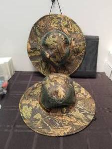 lot 277 image: selection of 2 camo-garden vented hats
