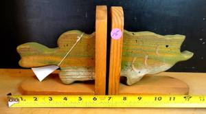 lot 15 image: NICE WOODEN FISH BOOK ENDS