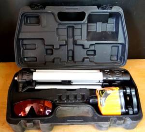 lot 76 image: Johnson 40-0918 Manual Rotary Laser Level Kit w Tripod, Glasses, and Case - TESTEDWORKS $$$