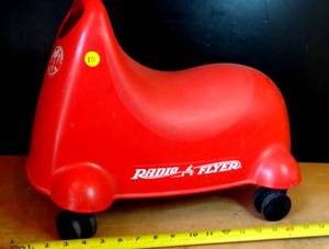 lot 80 image: Vintage Radio Flyer Scoot n Zoom Model #711 Red Ride On Toy