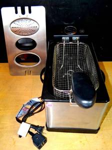 lot 102 image: Bella Cucina Large Professional Deep Fryer wBasket & Lid - USED 1X - WORKS GREAT
