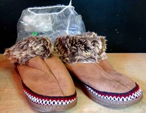 lot 146 image: WOMENS SOFT COMFORTABLE MOCCASSIN STYLE SHOES - SIZE 9-10 - NEW
