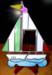 lot 178 image: CUTE HAND MADE STAINED GLASS SAILBOAT W SLOT FOR PHOTO - W STAND