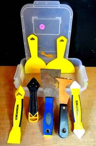 lot 184 image: ASSORTMENT OF SCRAPERS AND CAULKING EDGERS AS AHOWN