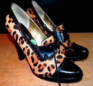 lot 142 image: FASHIONABLE STEVE MADDEN WOMENS FAUX FUR CHEETAH SHOES - EX CONDITION - SIZE 8