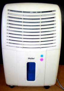 lot 209 image: Haier 2 Speed Portable Electronic Air Dehumidifier with Drain, 45 Pint  DE45EM L - TESTEDWORKS $$$