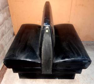 lot 214 image: DOUBLE SIDE T STYLE RESTAURANT BOOTH - NEEDS BETTER CLEANING (HAS BEEN SITTING IN DUST)