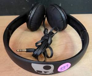 lot 237 image: NICE WORKING PAIR OF SKULL CANDY HEADPHONES