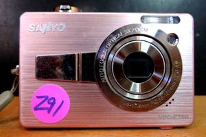 lot 291 image: Sanyo Xacti VPC-E760 7.1 MP Gold Digital Camera w1 Battery