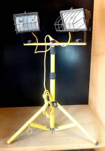 lot 304 image: NICE SET OF SHOP WORKLIGHTS ON TRIPOD STAND - WORKS (NEEDS REPLACEMENT LEDS)