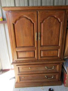 lot 31 image: Entertainment center top 2 doors open 2 bottom drawers missing handles 60x40x18