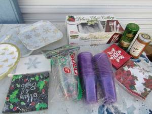 lot 86 image: Christmas lot- plates, cups, napkins, plastic wear in box