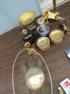 lot 95 image: Brass lot- candle holders, candy dish, wire basket