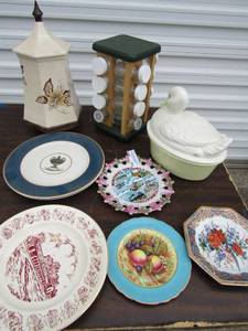 lot 103 image: 16 slot spice rack spins, Cannister, LMN covered duck cookie jar and 6 wall plates