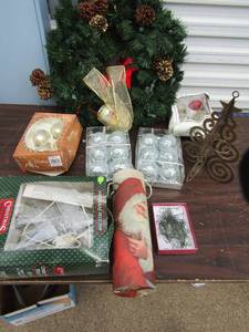 lot 116 image: Lighted Star tree topper, wreath assorted bulbs