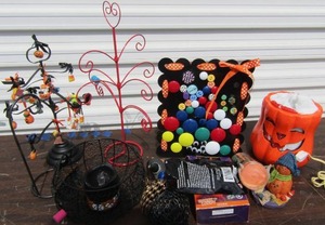 lot 127 image: Tiny treasures- Halloween lot