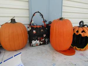 lot 132 image: Halloween lot- jack o lanterns witches brew and black basket