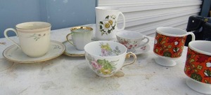 lot 135 image: Tea cups with and without saucers eclectic lot- Kliever, Limoges, Lenox, Staffordshire
