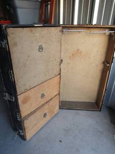 lot 174 image: Vintage trunk 14x40x22
