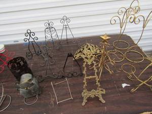 lot 175 image: Metal dip stand and lot of picture and plate stands