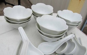 lot 176 image: 12 white cups with 12 spoons
