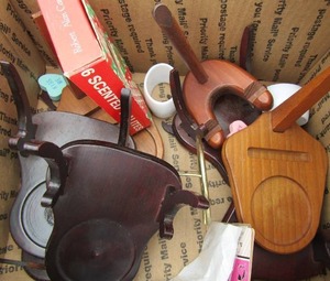 lot 191 image: Box of doll house furniture