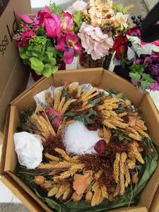 lot 199 image: 3 floral arrangements in vases and floral arrangement wreath